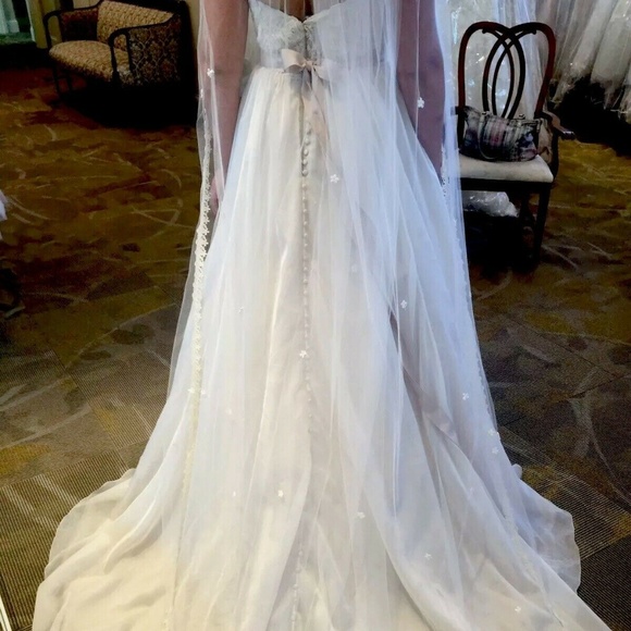 ***STUNNING WEDDING DRESS*** - Picture 3 of 5